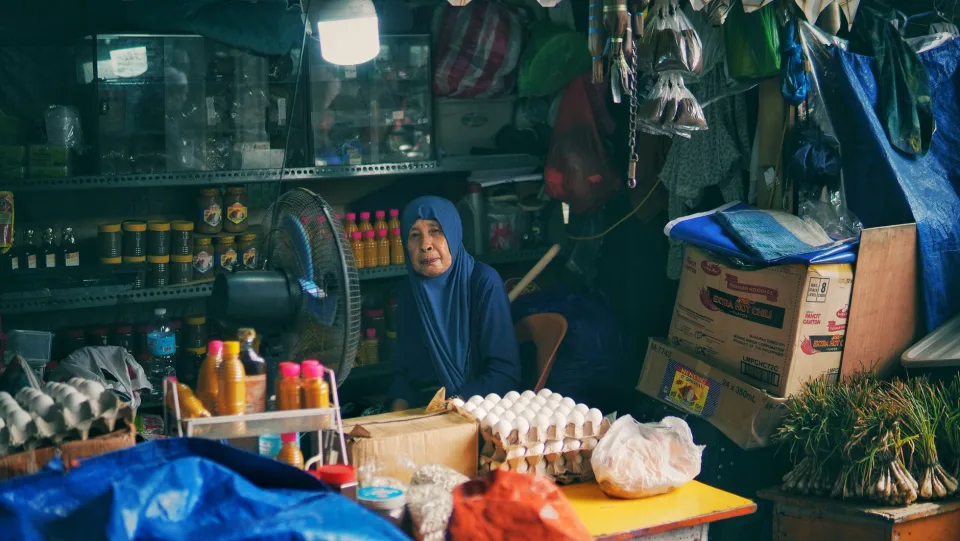 Người bán hàng tại tiệm